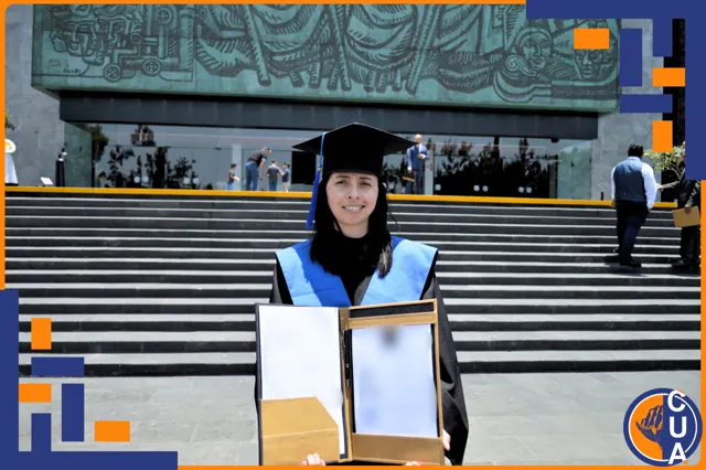 Graduada sonriente con toga negra y estola azul sostiene su título frente a una escalinata.