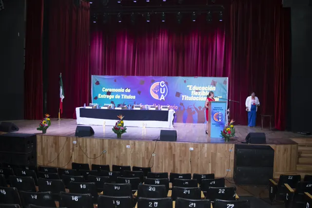 Vista del escenario preparado para la ceremonia de graduación. Graduación del 7 de julio de 2025.