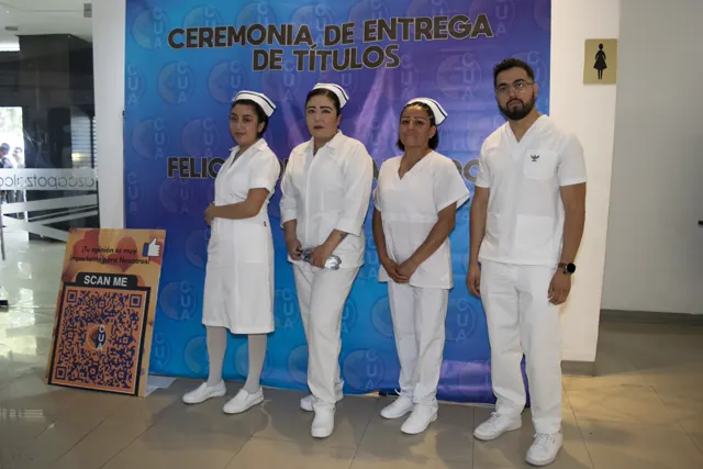 Participantes con uniformes blancos comparten una fotografía grupal. Graduación del 7 de julio de 2025.