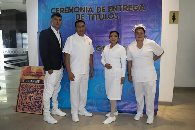 Asistentes con ropa formal y uniformes blancos en una fotografía grupal. Graduación del 7 de julio de 2025.