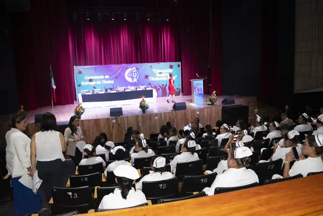 Vista del auditorio con asistentes y escenario de la ceremonia. Graduación del 7 de julio de 2025.