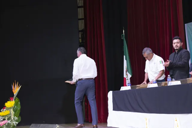 Preparativos para la entrega de documentos en el escenario. Graduación del 7 de julio de 2025.