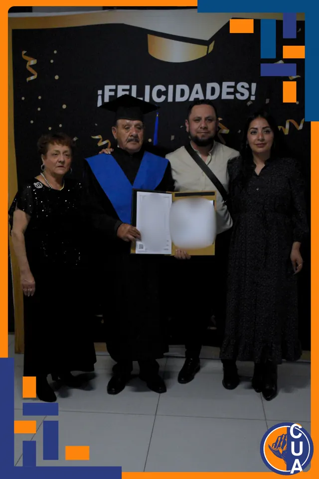 Graduado con toga y estola azul muestra su carpeta de titulación junto a tres acompañantes.