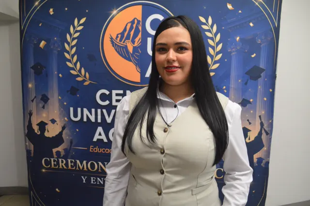 Participante sonriente con chaleco gris y blusa blanca frente al fondo institucional de Acacias.