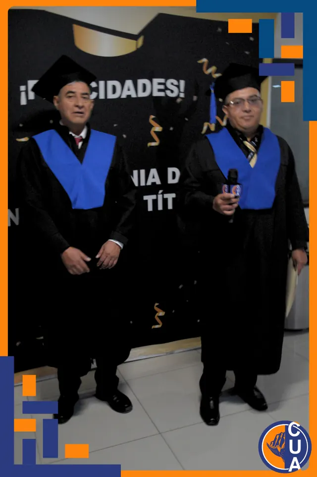 Dos graduados con toga y estola azul posan juntos, uno con micrófono. Graduación del 14 de junio de 2025.